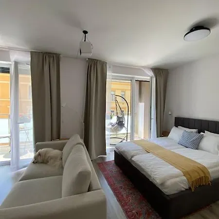 Zene Lux Vinyl Record Player & Projector דירה בודפשט