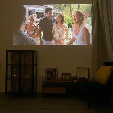Apartman Zene Lux Vinyl Record Player & Projector Budapest