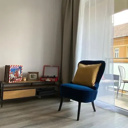 Zene Lux Vinyl Record Player & Projector Apartman