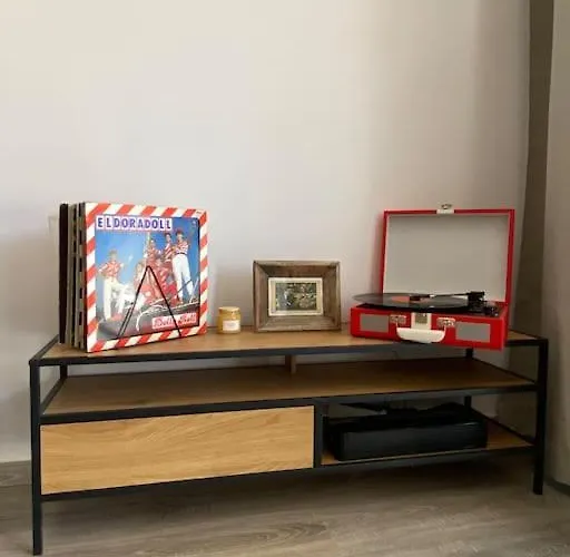 דירה Zene Lux Vinyl Record Player & Projector *