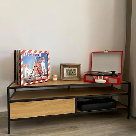 아파트 Zene Lux Vinyl Record Player & Projector *