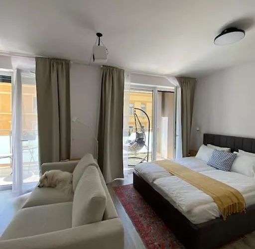 Zene Lux Vinyl Record Player & Projector Lägenhet Budapest