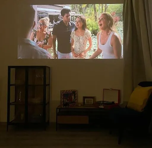 Lejlighed Zene Lux Vinyl Record Player & Projector Budapest