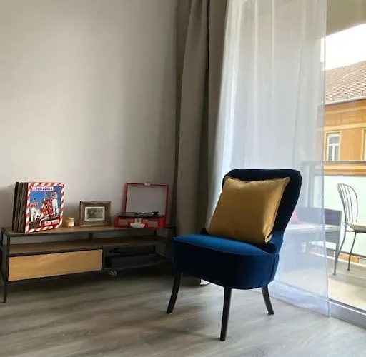 Zene Lux Vinyl Record Player&projector Appartement